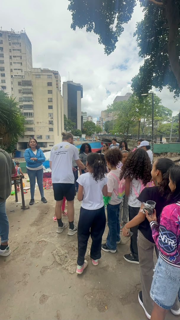 Voluntarios entregando galletas en la calle