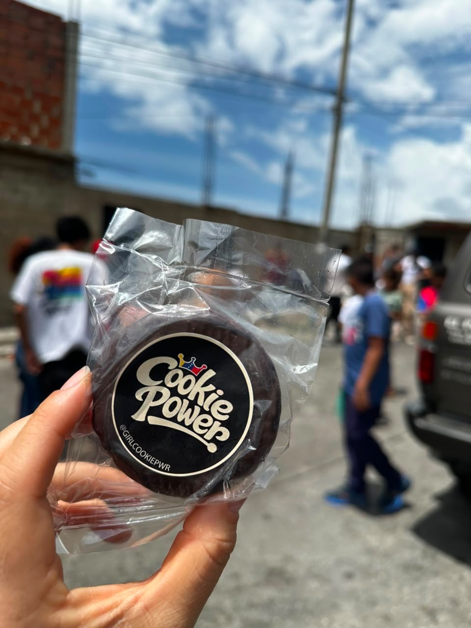 Galleta Cookie Power en mano, lista para entregar