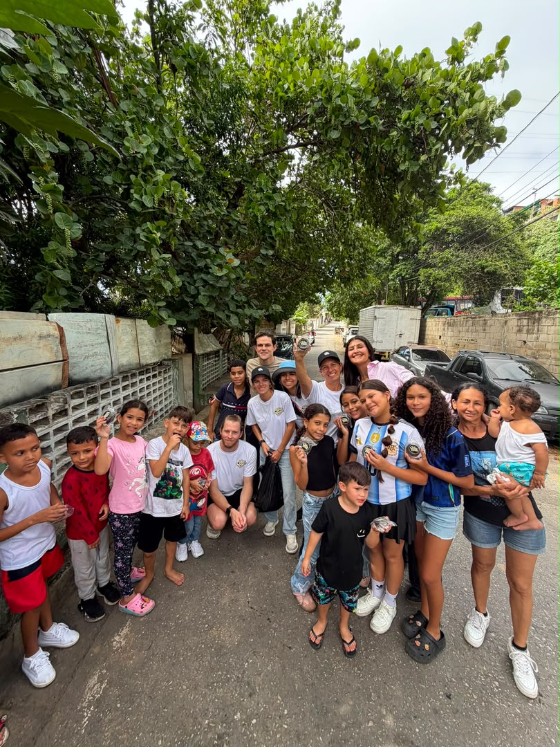 Niños y voluntarios muestran sus galletas Cookie Power