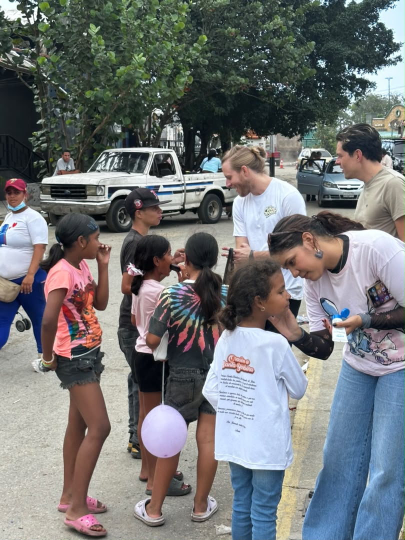Entrega de galletas con niños en una plaza de Caracas